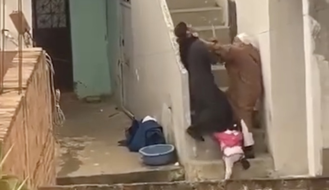 Vidéo: Quand un octogénaire agresse violemment une femme et sa fille à Tétouan…