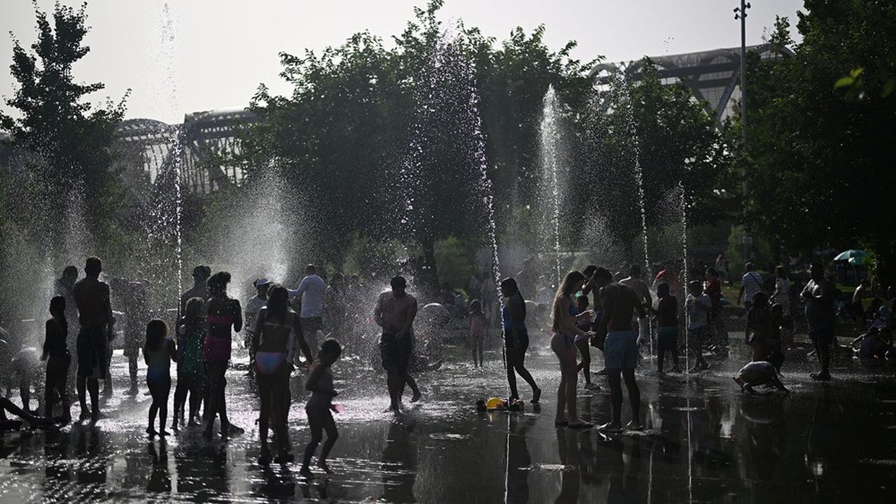 Madrid residents flock to Manzanares River as temperatures hit 40 degrees