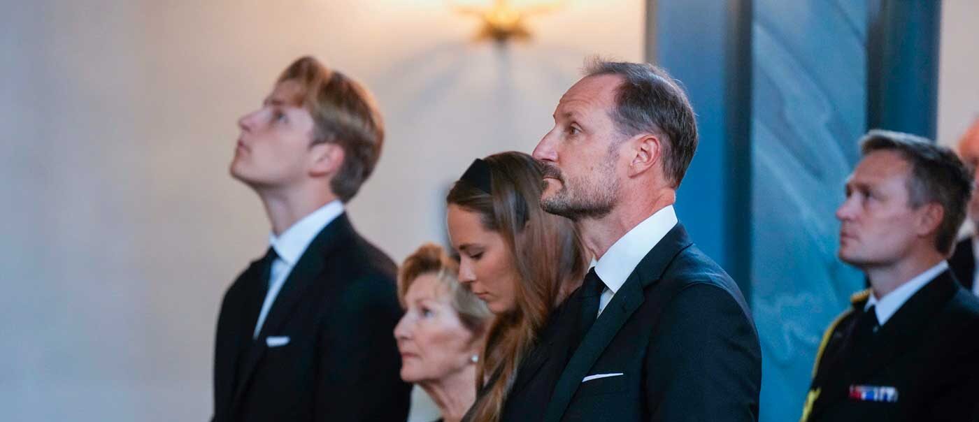 roi-haakon-prie-pere-norvège