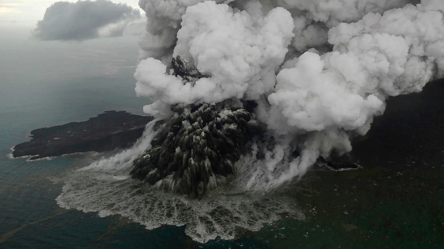 volcan Anak Krakatoa en éruption